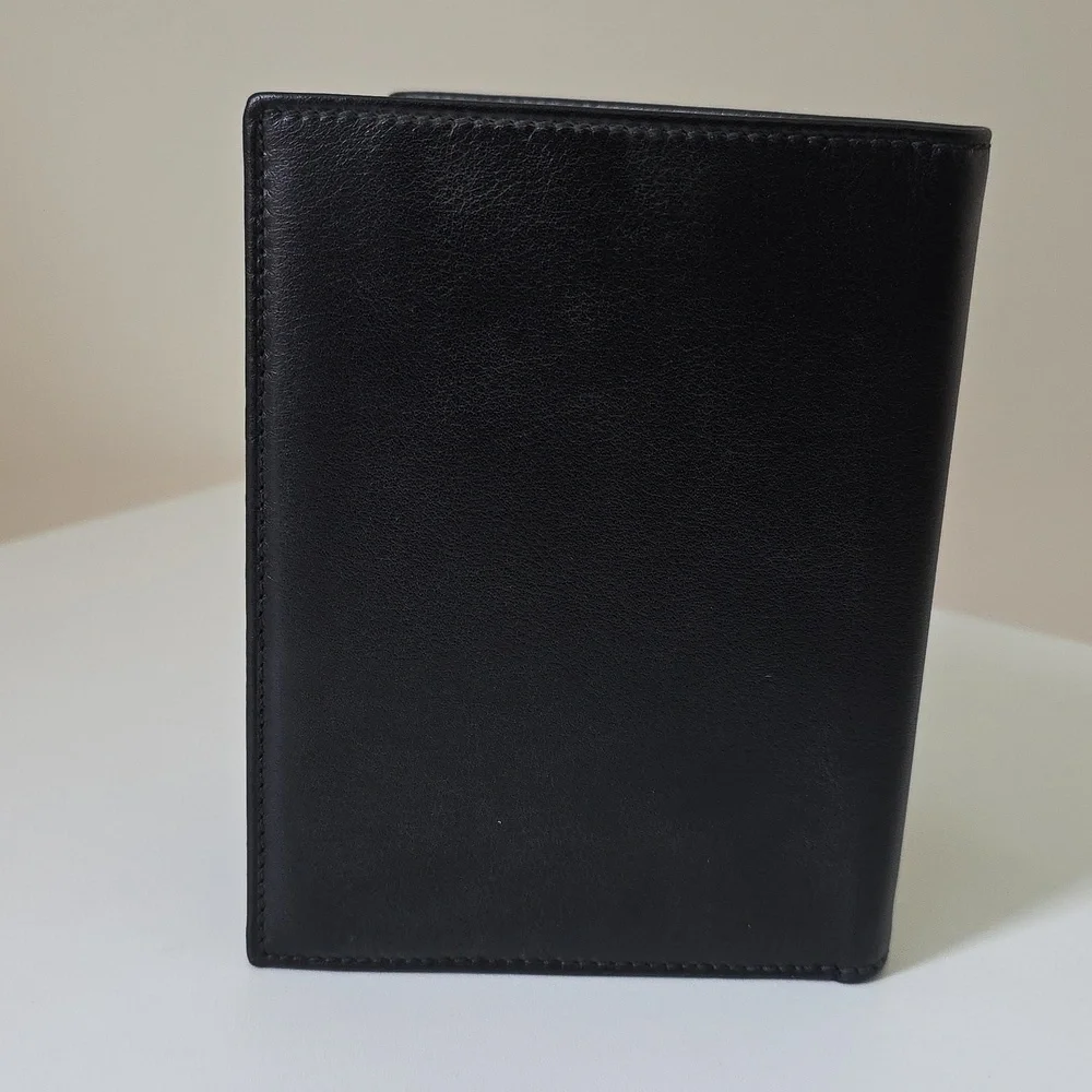 Tumi Delta SLG Mens Passport Case In Black Leather. New In Box